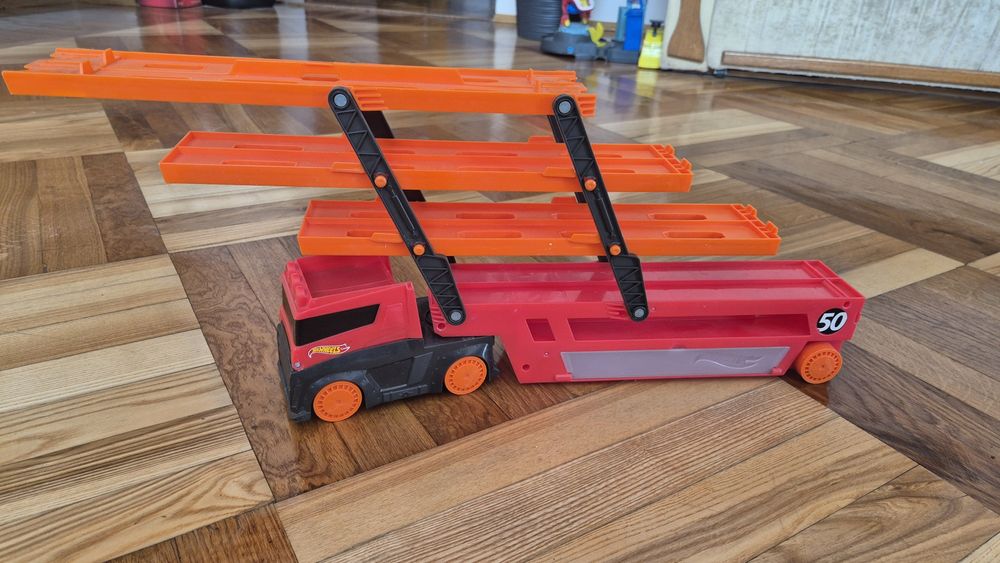 Автогрузовик хот вілс