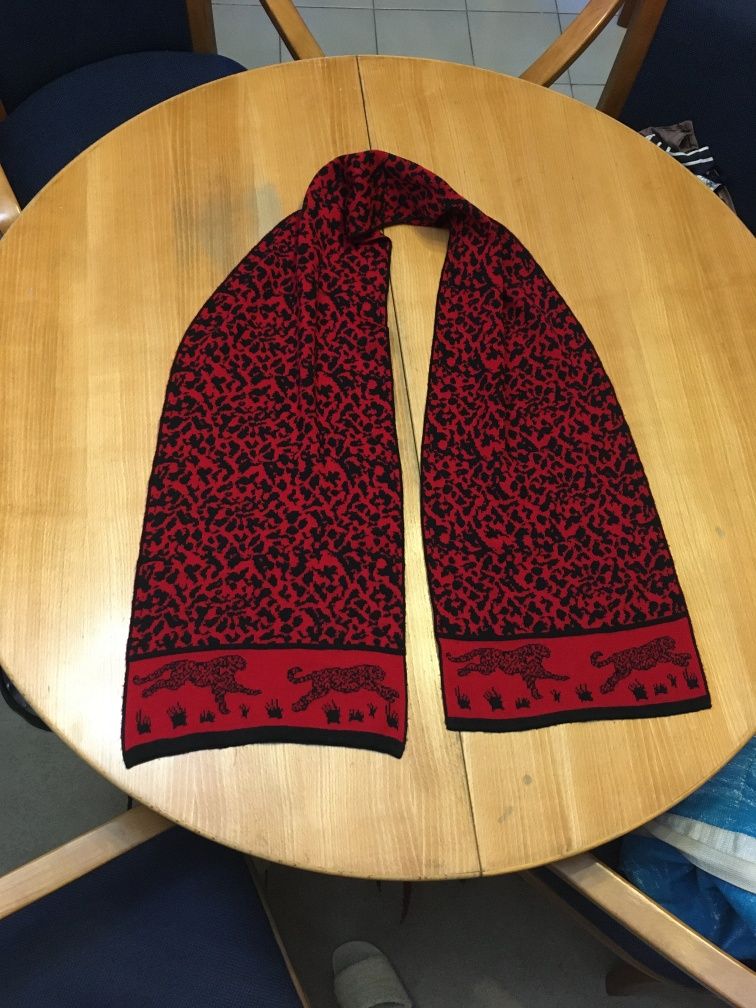 Cachecol vermelho em animal print