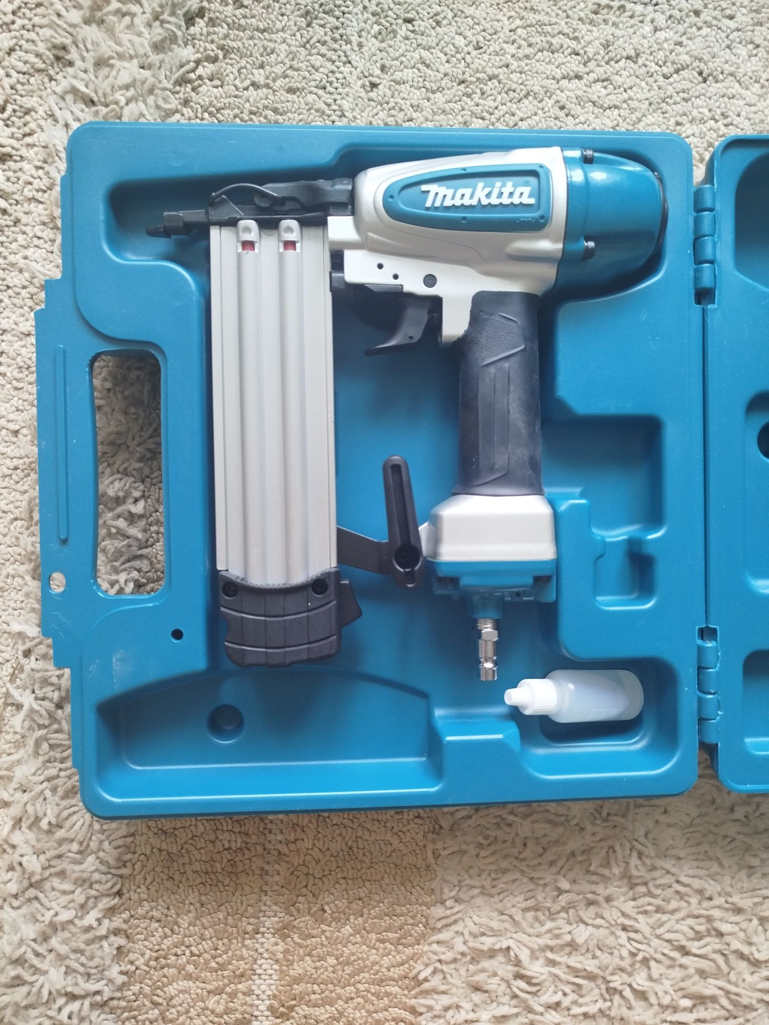 Gwoździarka Makita AF506