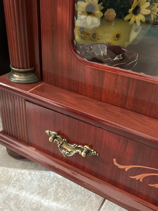 Cristaleira em madeira