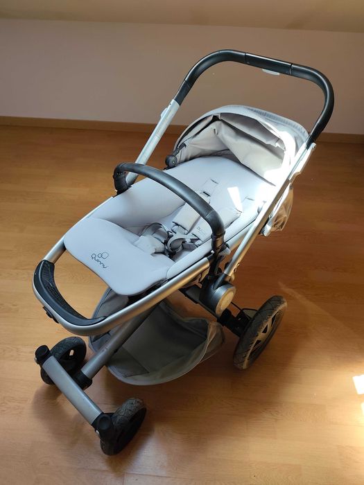 Carrinho de bebé Quinny Buzz Xtra com capa para a chuva