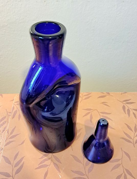 Karafka że szkła kobaltowego