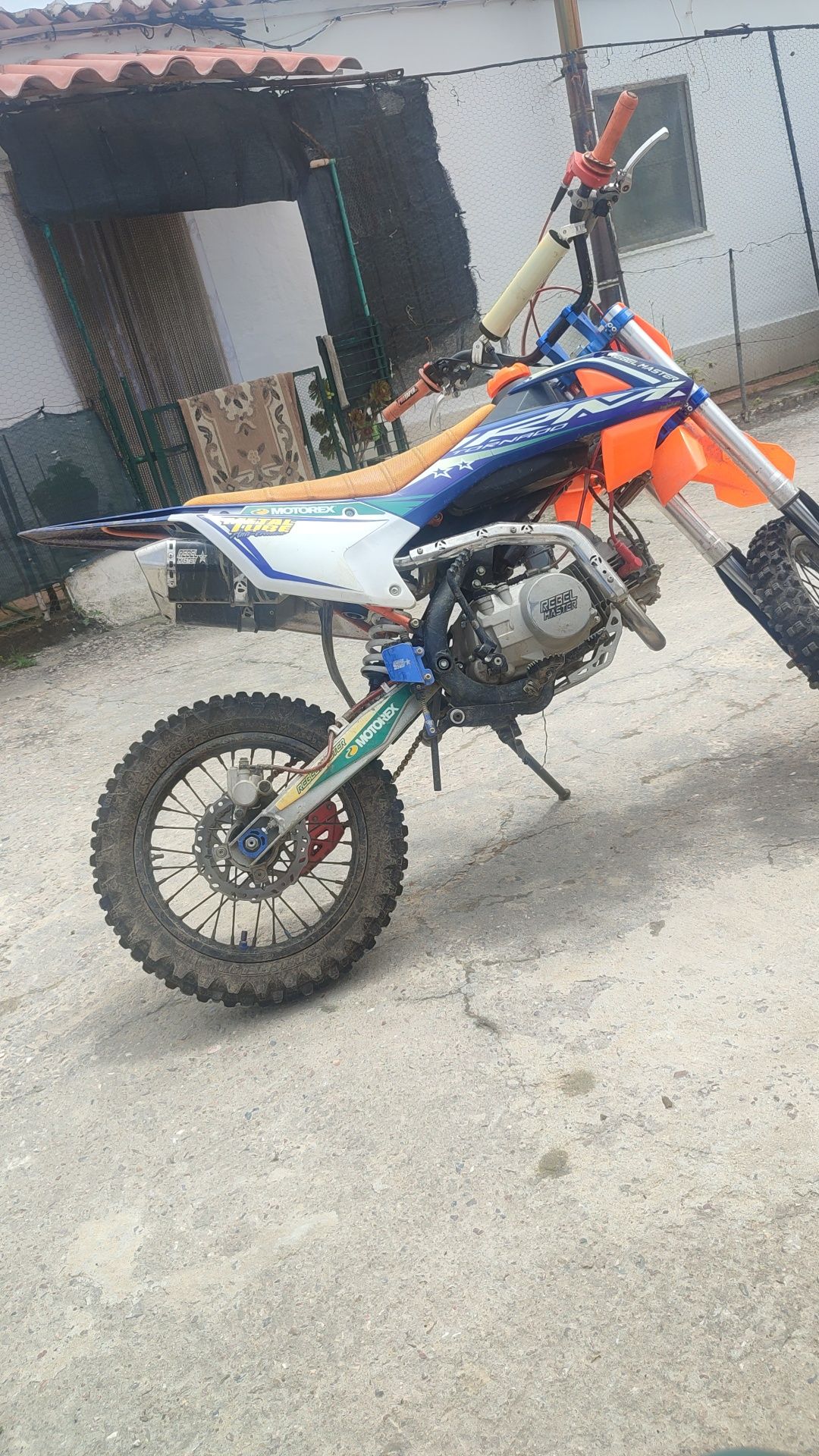 Pit bike 140 cc .