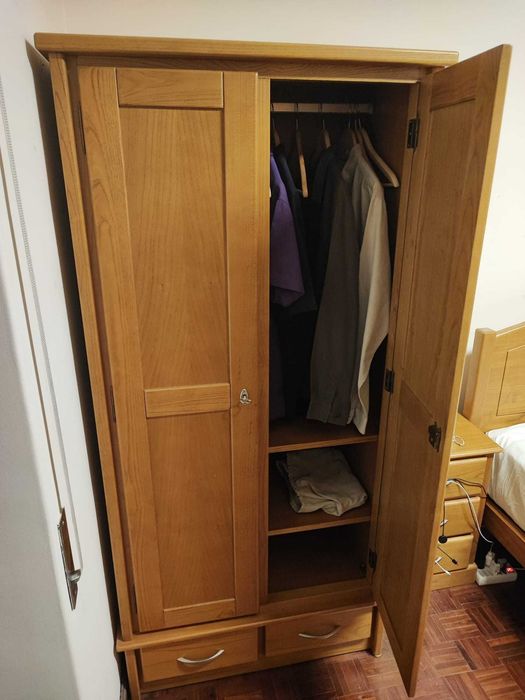 Roupeiro 2 portas em excelente estado