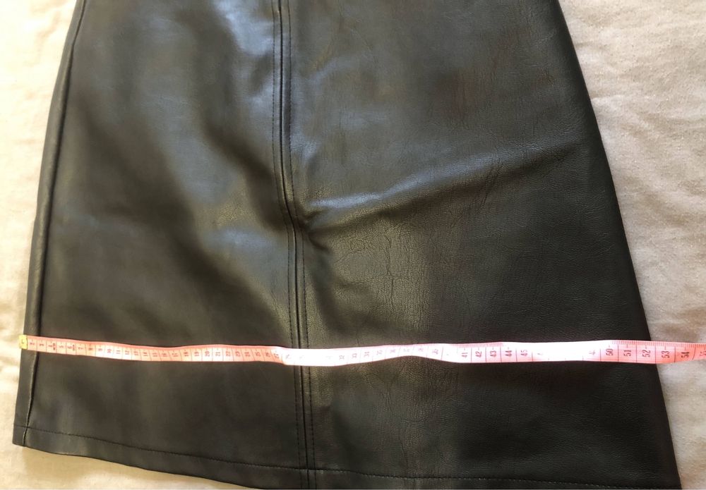 Коротка шкіряна спідниця