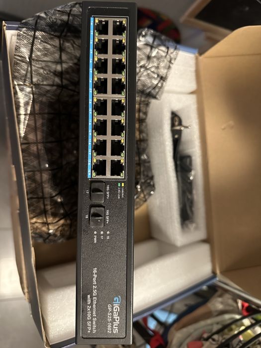 18 портовий некерований комутатор Ethernet з 2,5G Base T портами