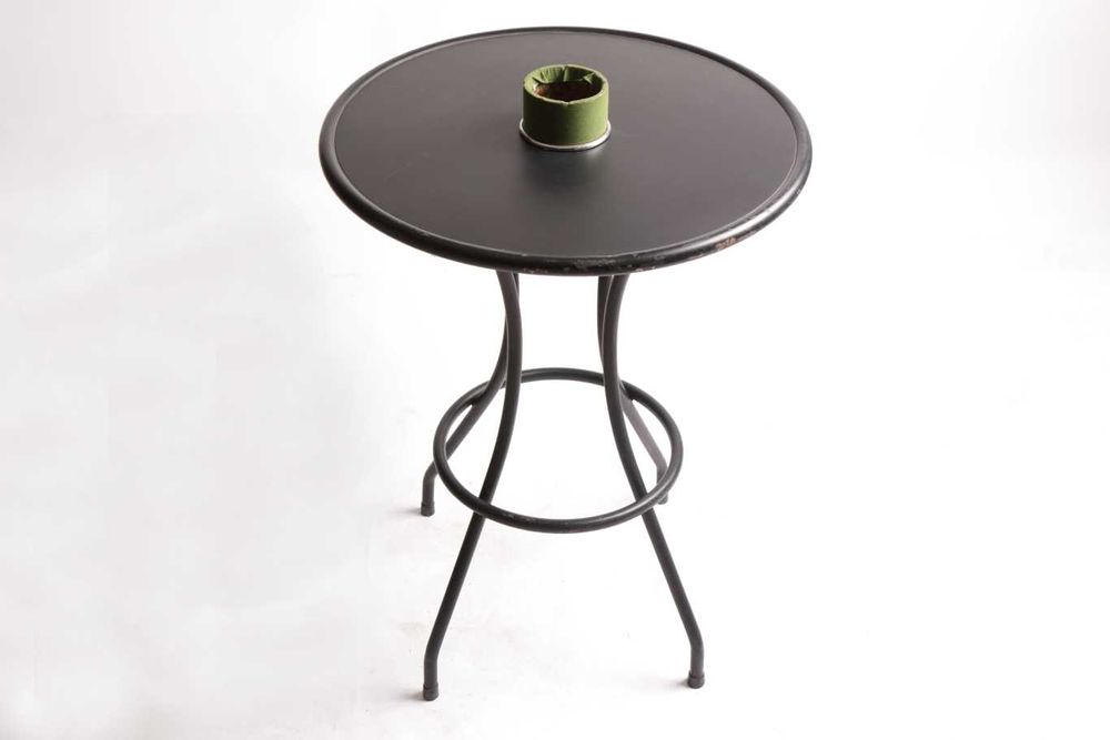 Mesa de metal preta com cinzeiro - Qtd. 7 Und.
