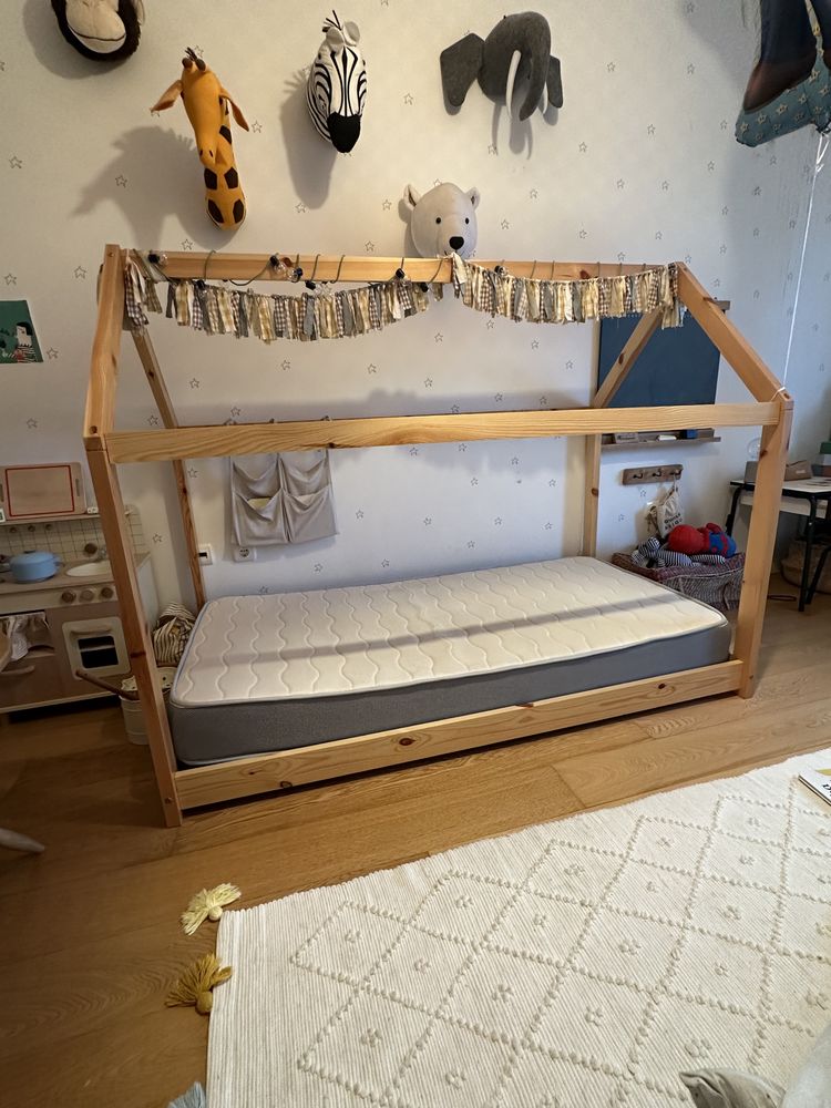 Cama casinha em madeira em otimo estado + colchao