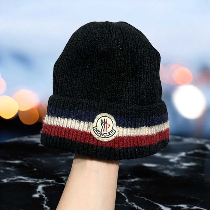 Шапка Moncler Black red