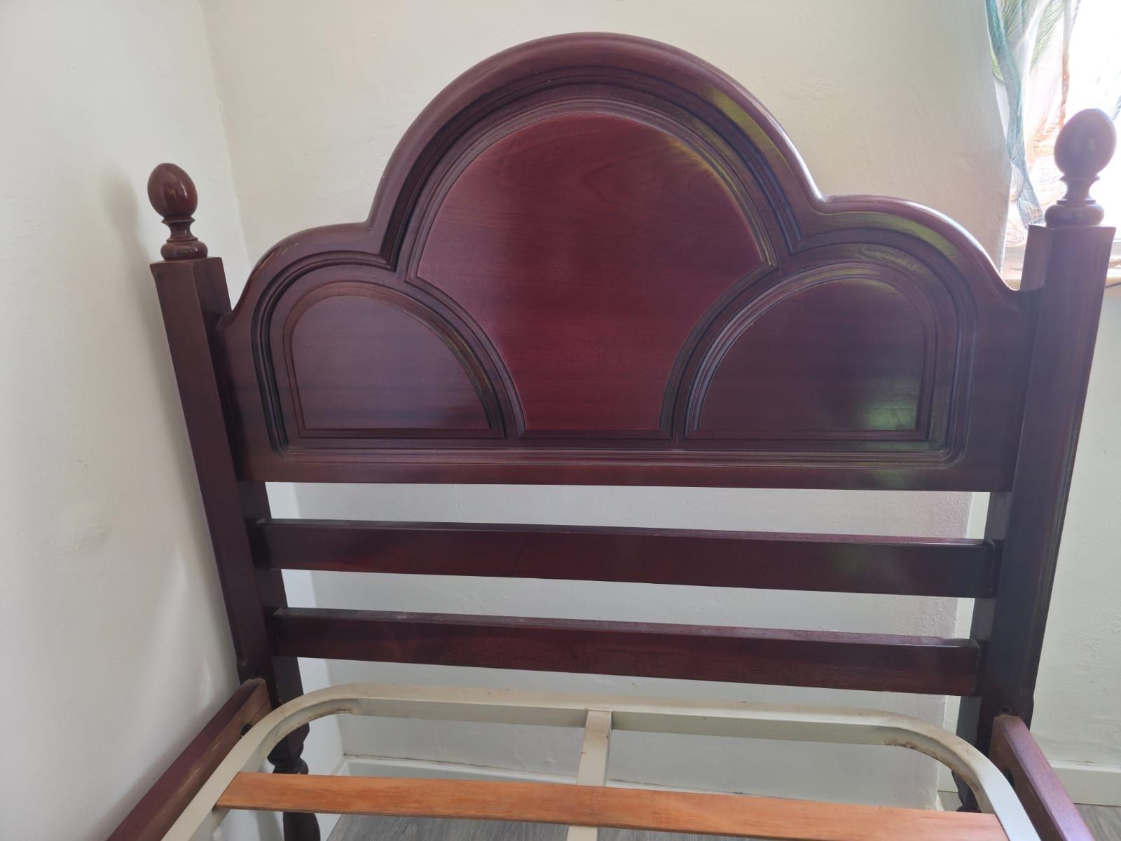 Cama de solteiro de madeira