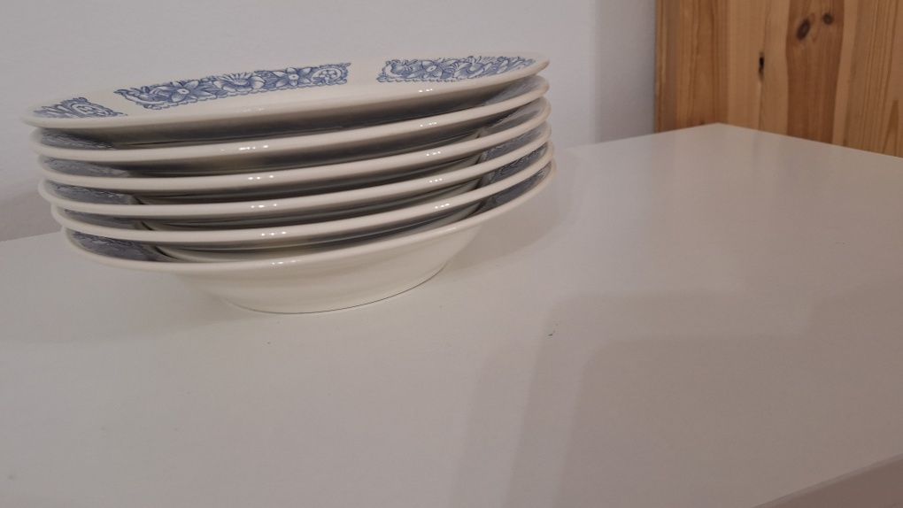 Zestaw 6 głębokich talerzy w klasycznym stylu. Mają średnicę 24 cm