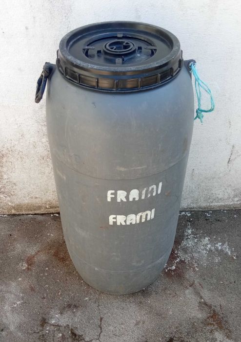 Barrica 100L e 80L de plástico com tampa de rosca e alças