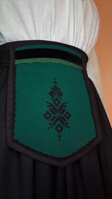 Спідниця в українському стилі з ручною вишивкою хрестиком