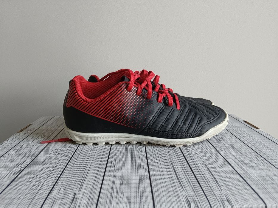 Kipsta buty dziecięce do piłki nożnej czarno-czerwone rozm.33