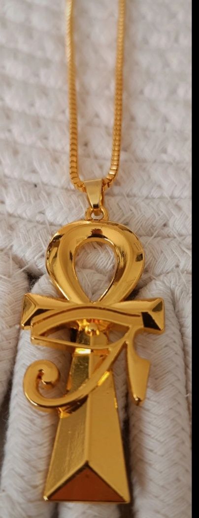 Elegancki wisiorek z krzyżem Ankh z zawieszką w kształcie Oka Horusa
