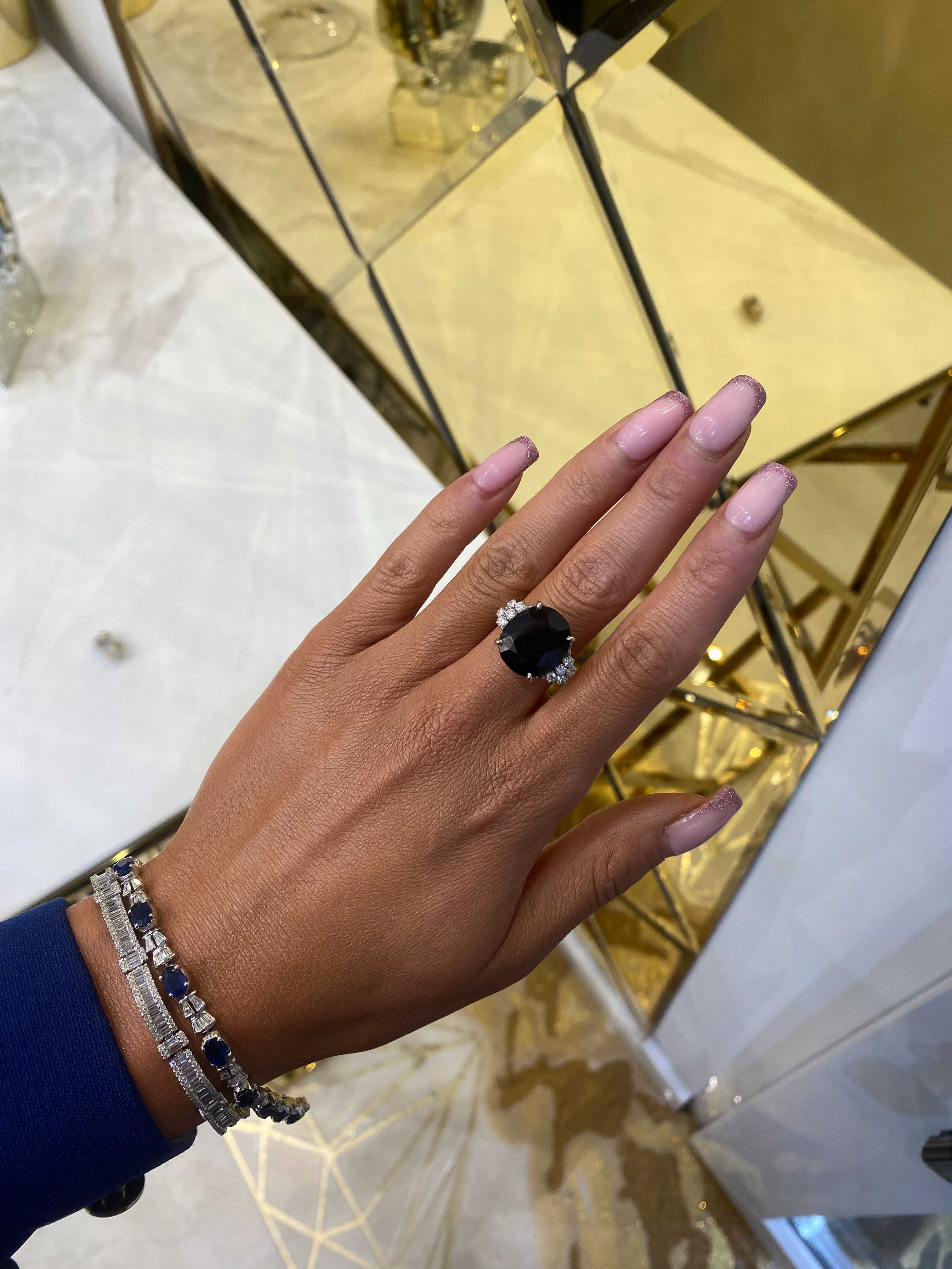 Pierścionek z naturalnym szafirem 12.50 CT i diamentami 0.39 CT