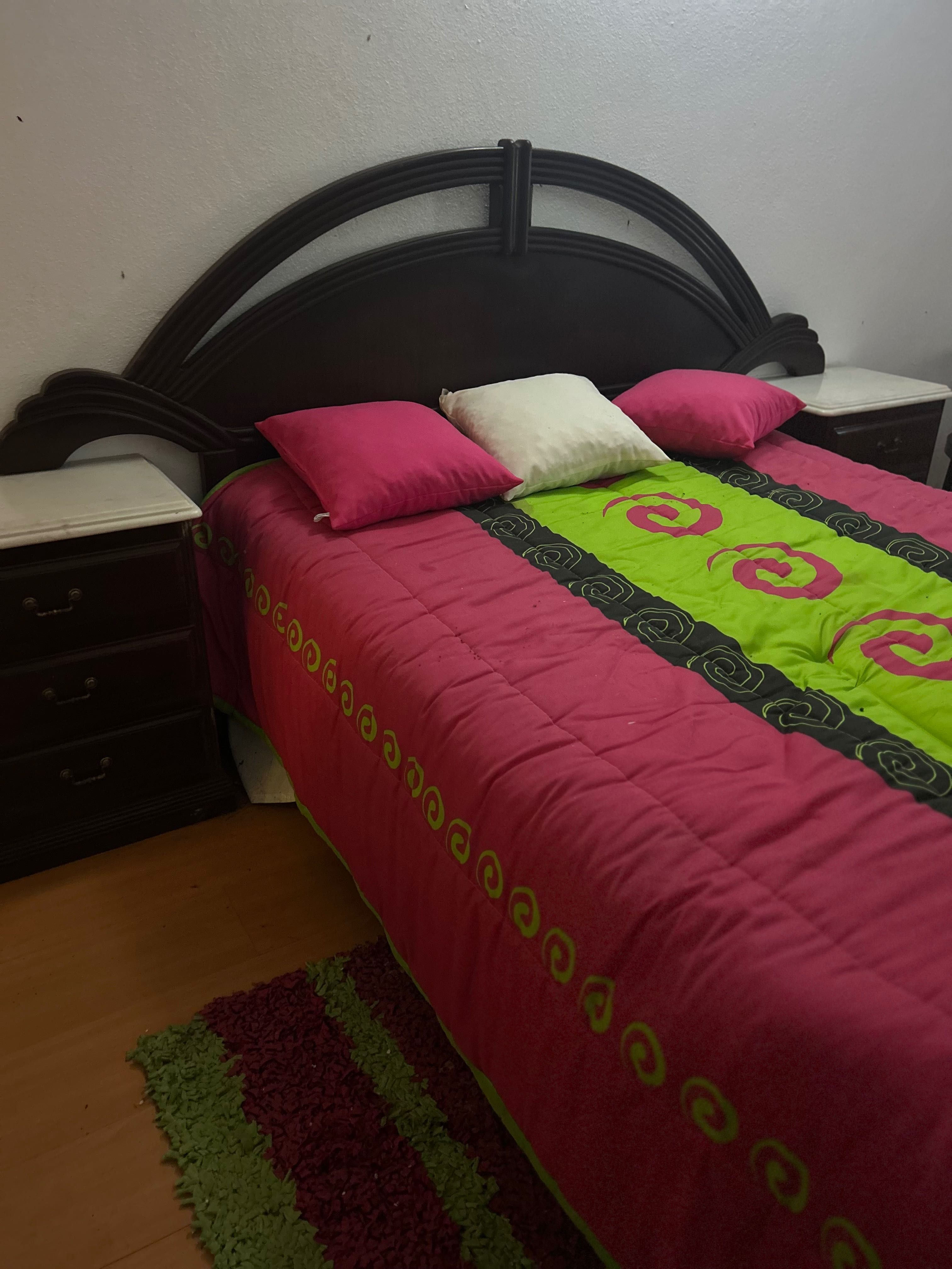 Quarto: cama, cómoda e cabeceira