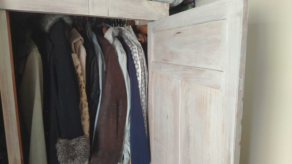 Roupeiro em Madeira Maciça