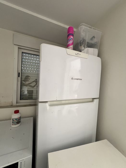 Frigorifico com congelador (geladeira), maquina de lavar roupa e micro