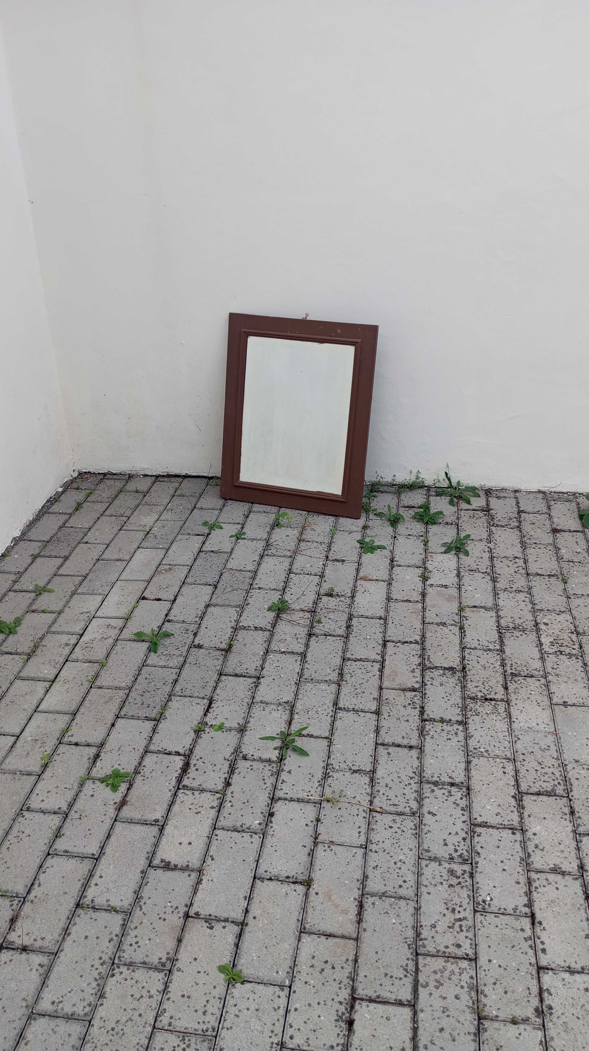 Espelho com moldura de madeira