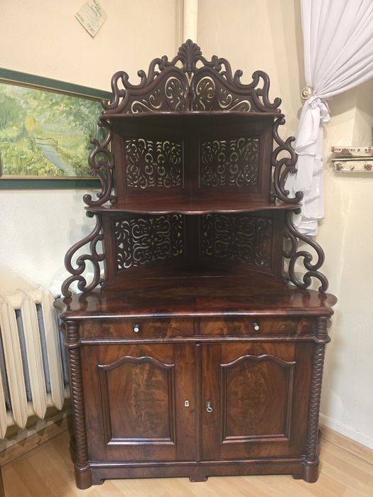 Rogowa komoda etażerka zdobiona azurową rzeźbą