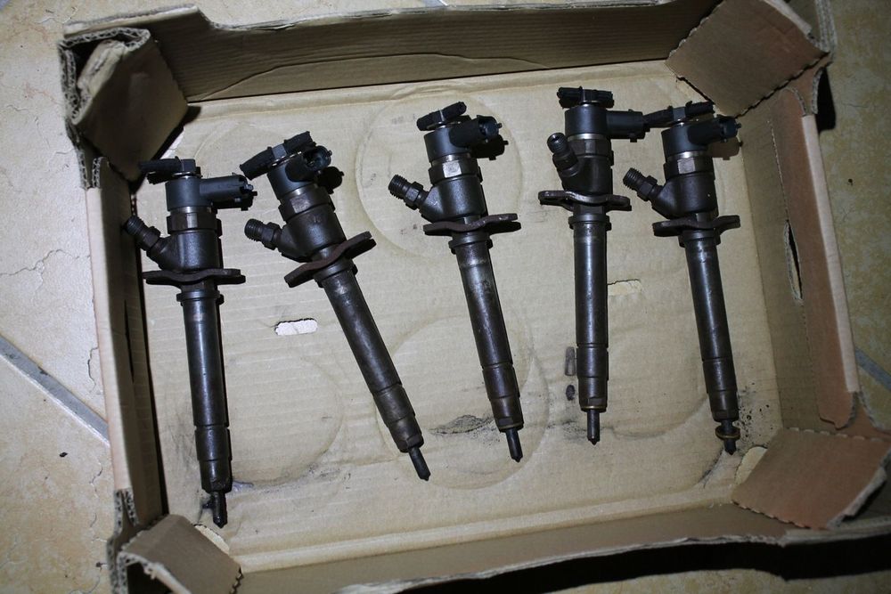 VOLVO V70 S60 S80 XC70 XC90 2.4 D5 WTRYSKIWACZE 8658352