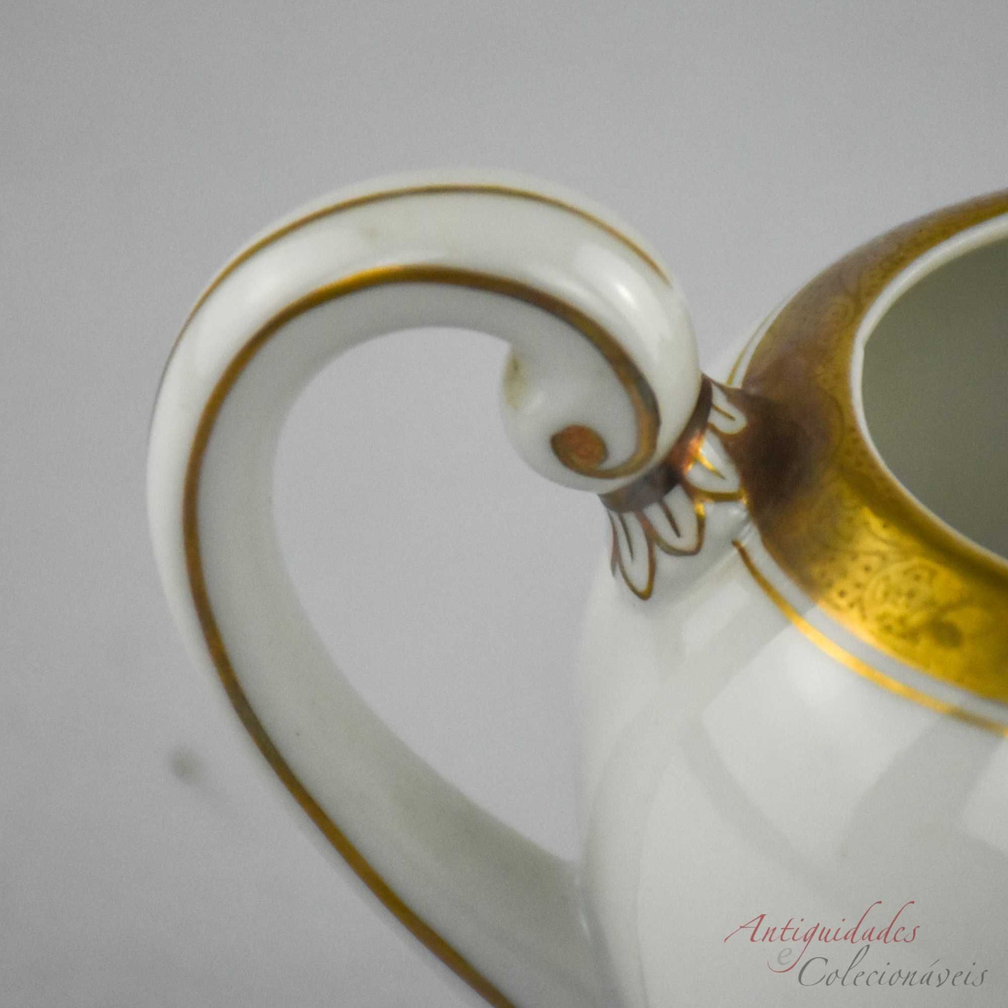 Bule e leiteira porcelana Artibus decorados a ouro