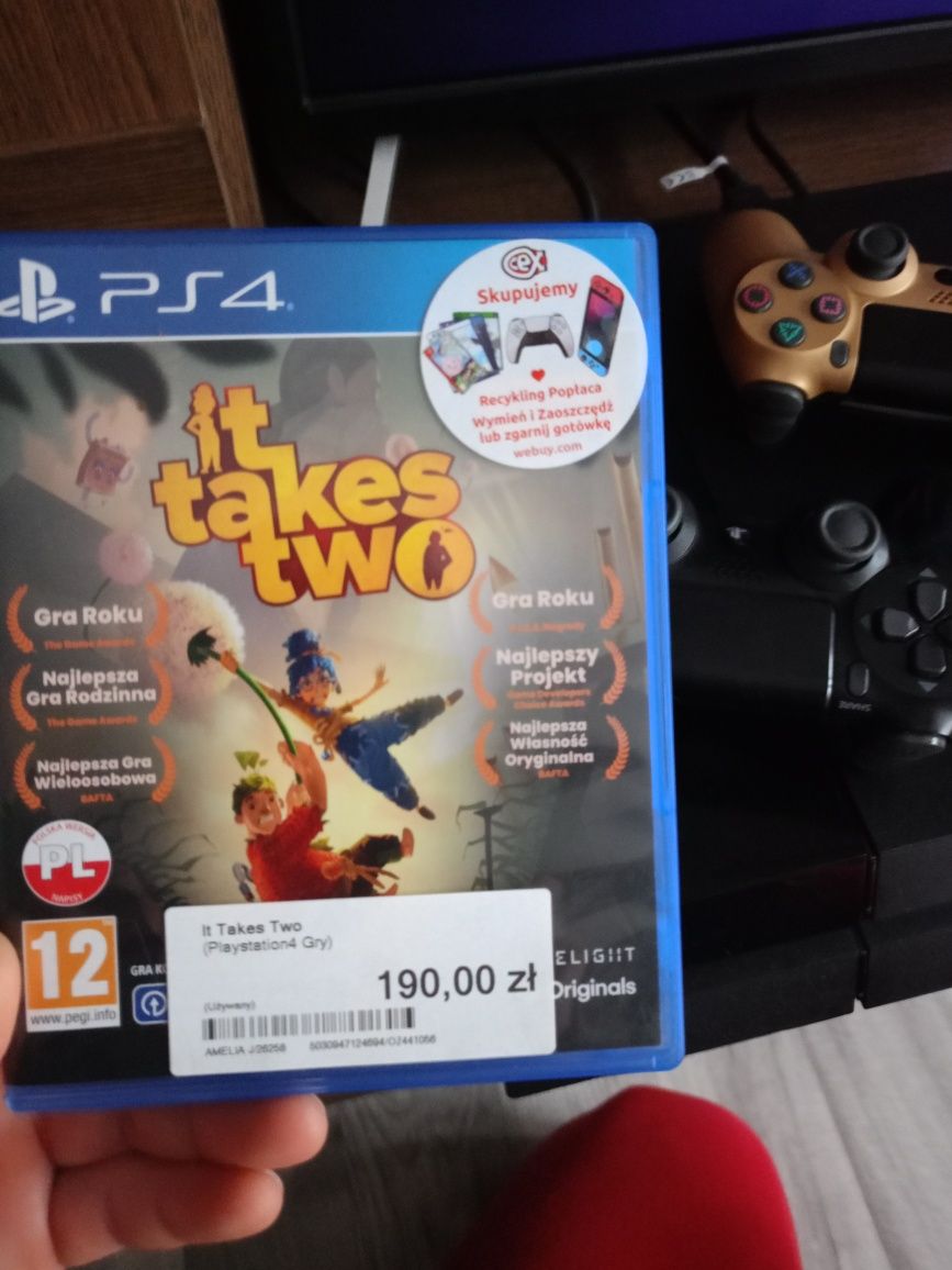 Sprzedam ps 4 dwa pady i 4 gry