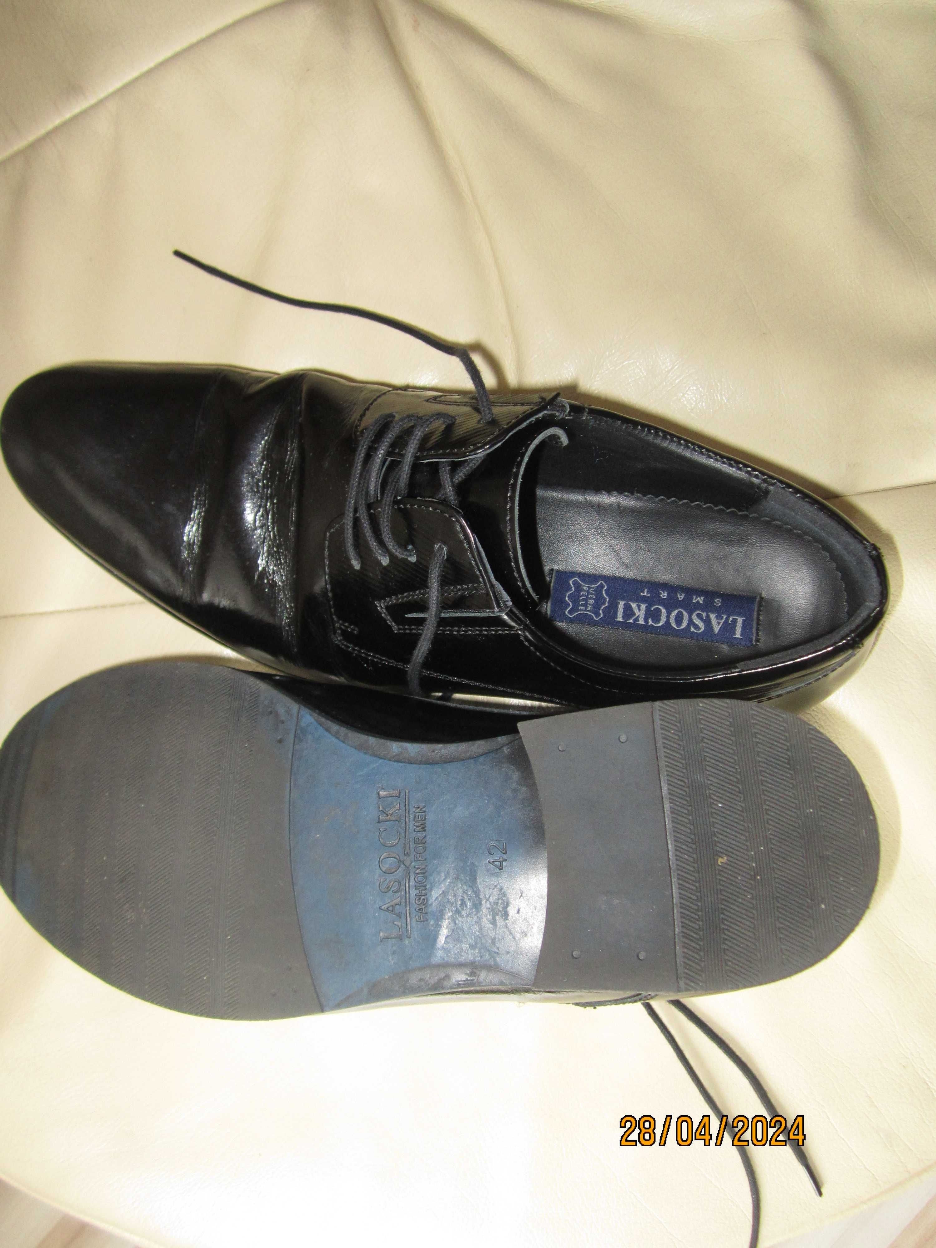 Czarne buty męskie lakierowane Lasocki 42