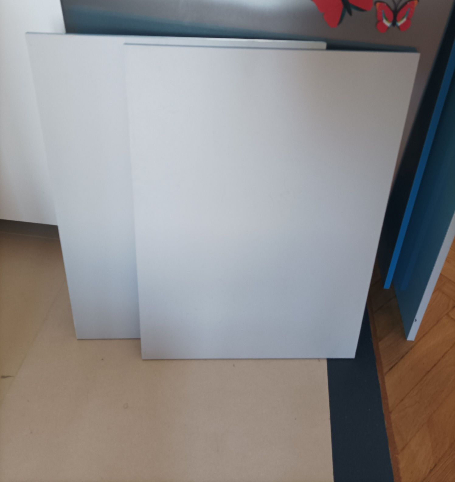 Dwa panele Ikea, kolor jasnoszary