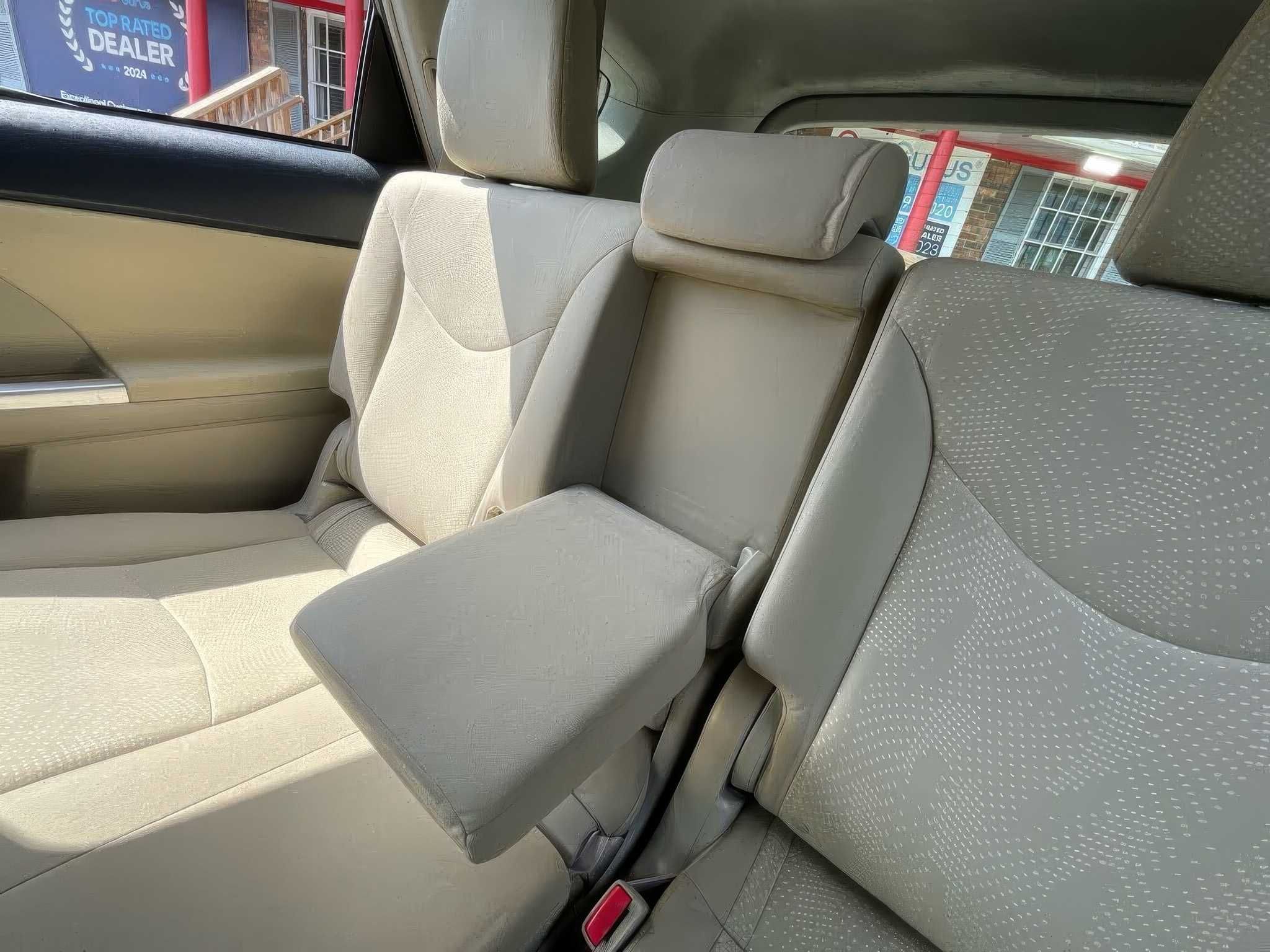 2014 Toyota Prius v Two