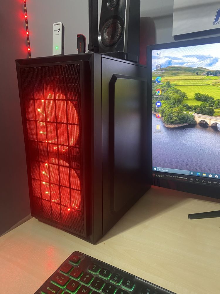 Komputer z monitorem