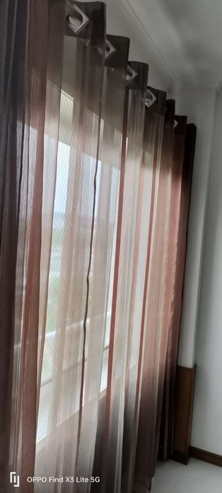 Cortinado castanho com fio dourado.