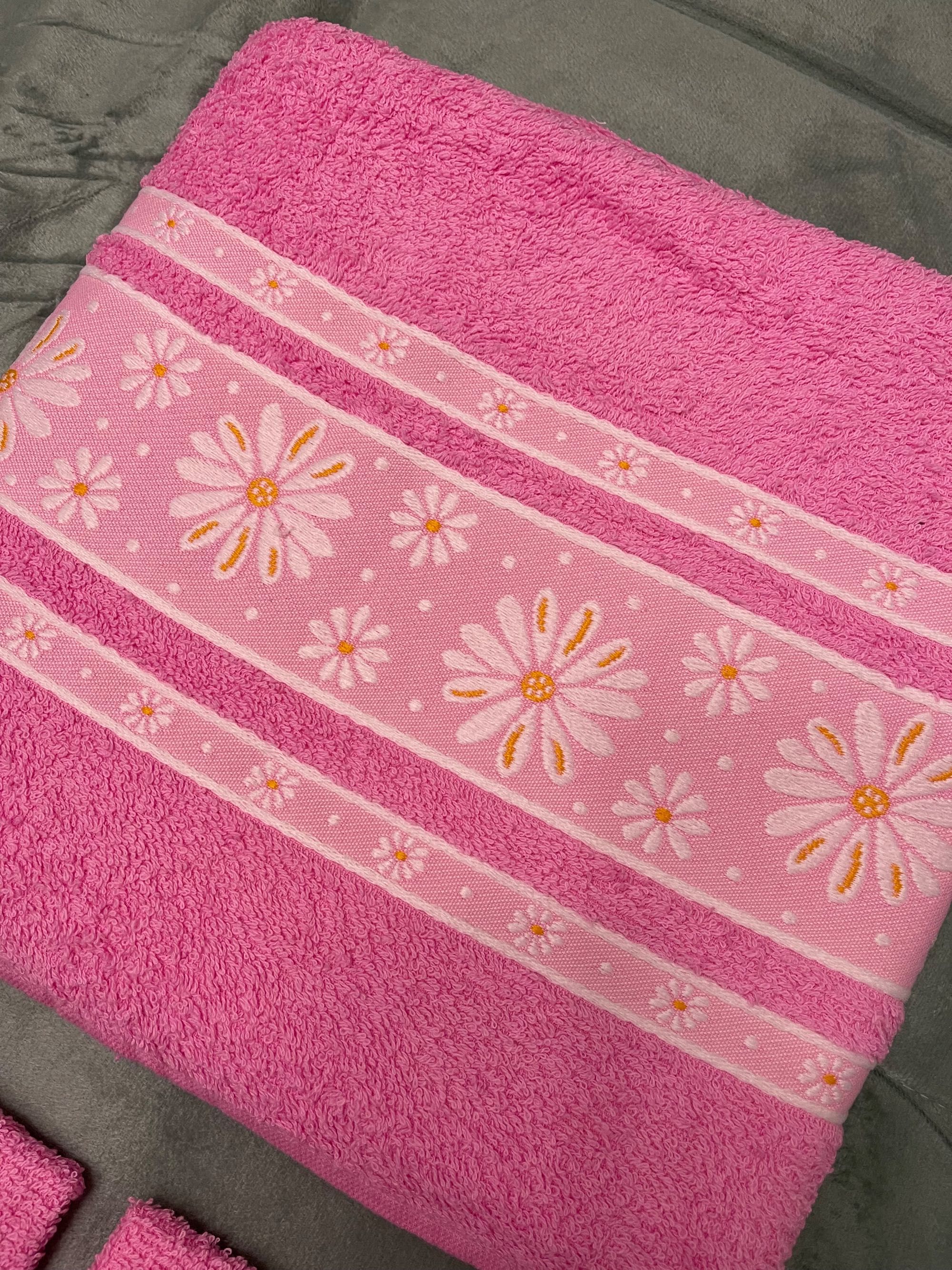 Conjunto de banho cor de rosa com detalhes de flores