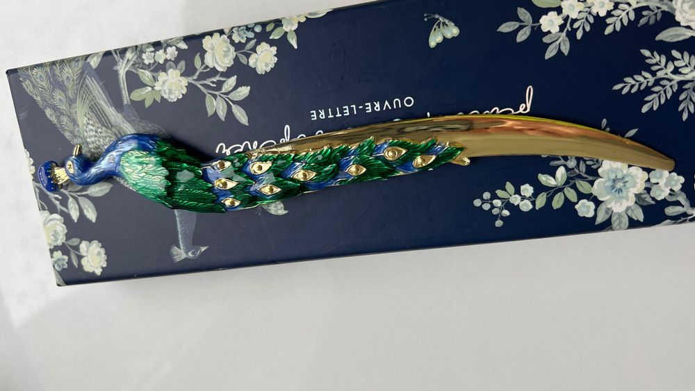 нож для писем «Павлин» от бренда Laura Ashley.