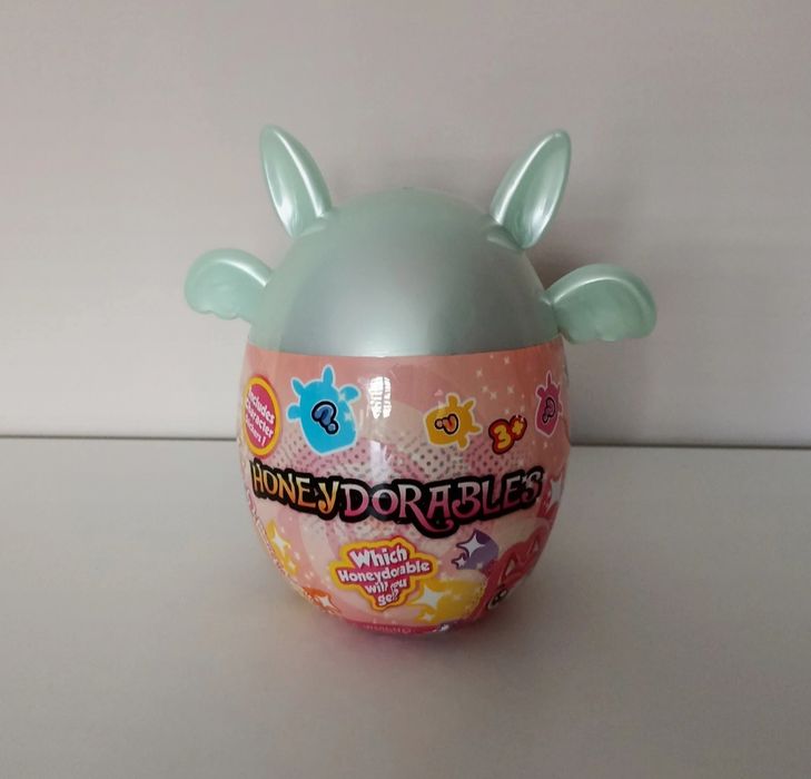Jajko niespodzianka z pluszakiem. Honeydorables