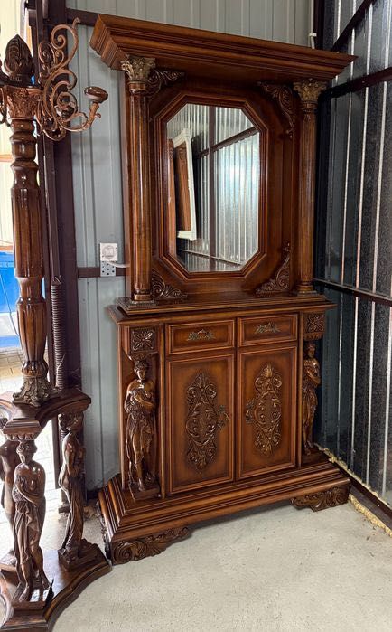 Włoska rzeźbiona komoda z lustrem, mosiądz, drewno