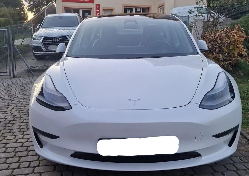 Tesla model 3 2021 року
