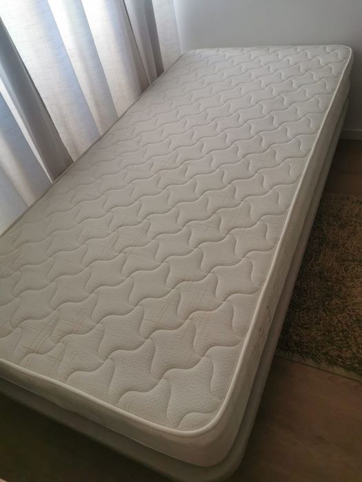 Sommier com pés + colchão