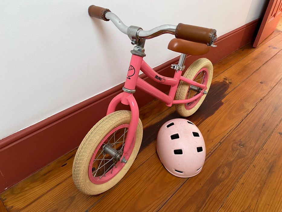 Bicicleta de equilíbrio Mundo Petit e capacete BTwin