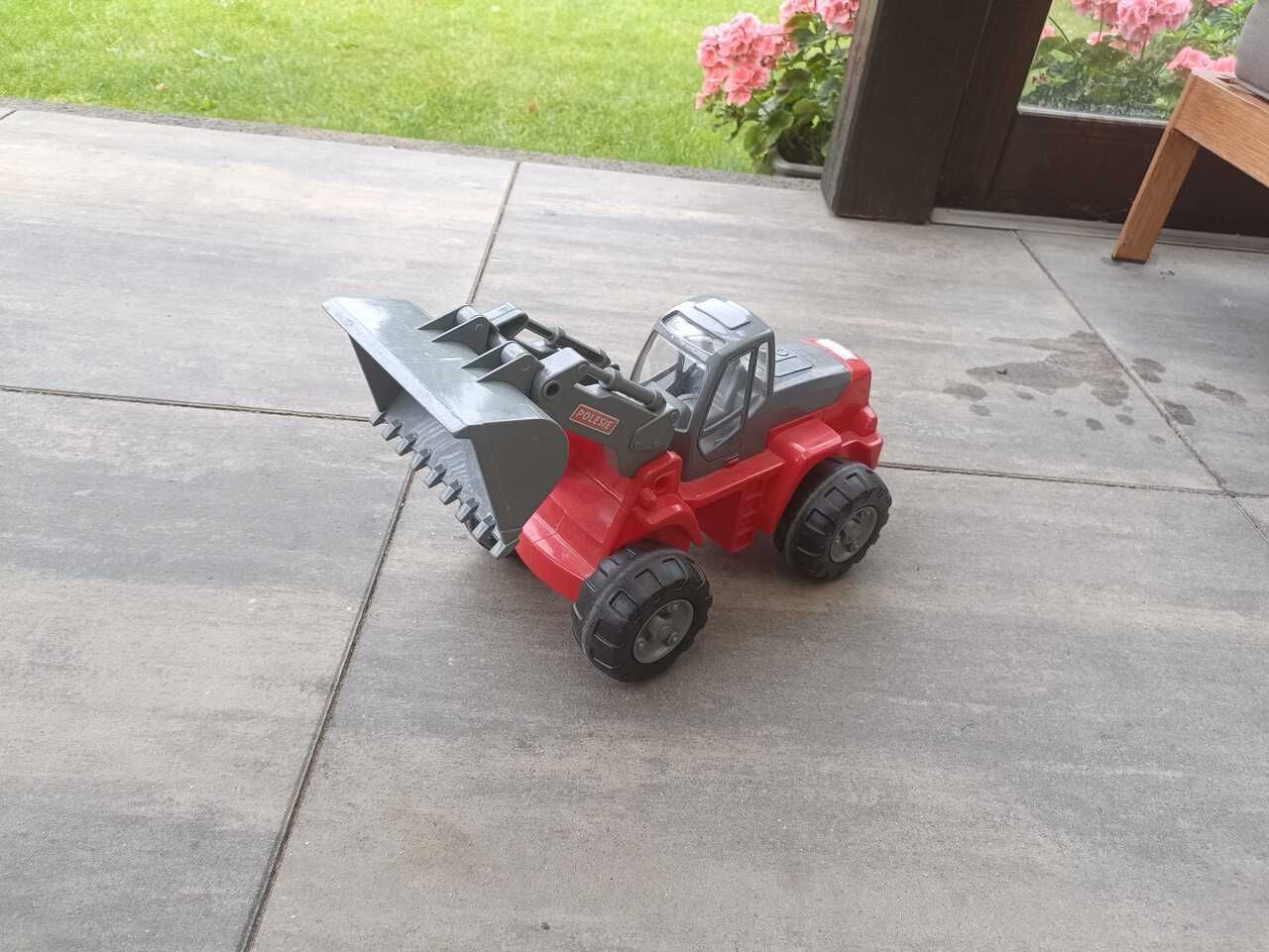 Traktor czerwony, koparka ładowarka