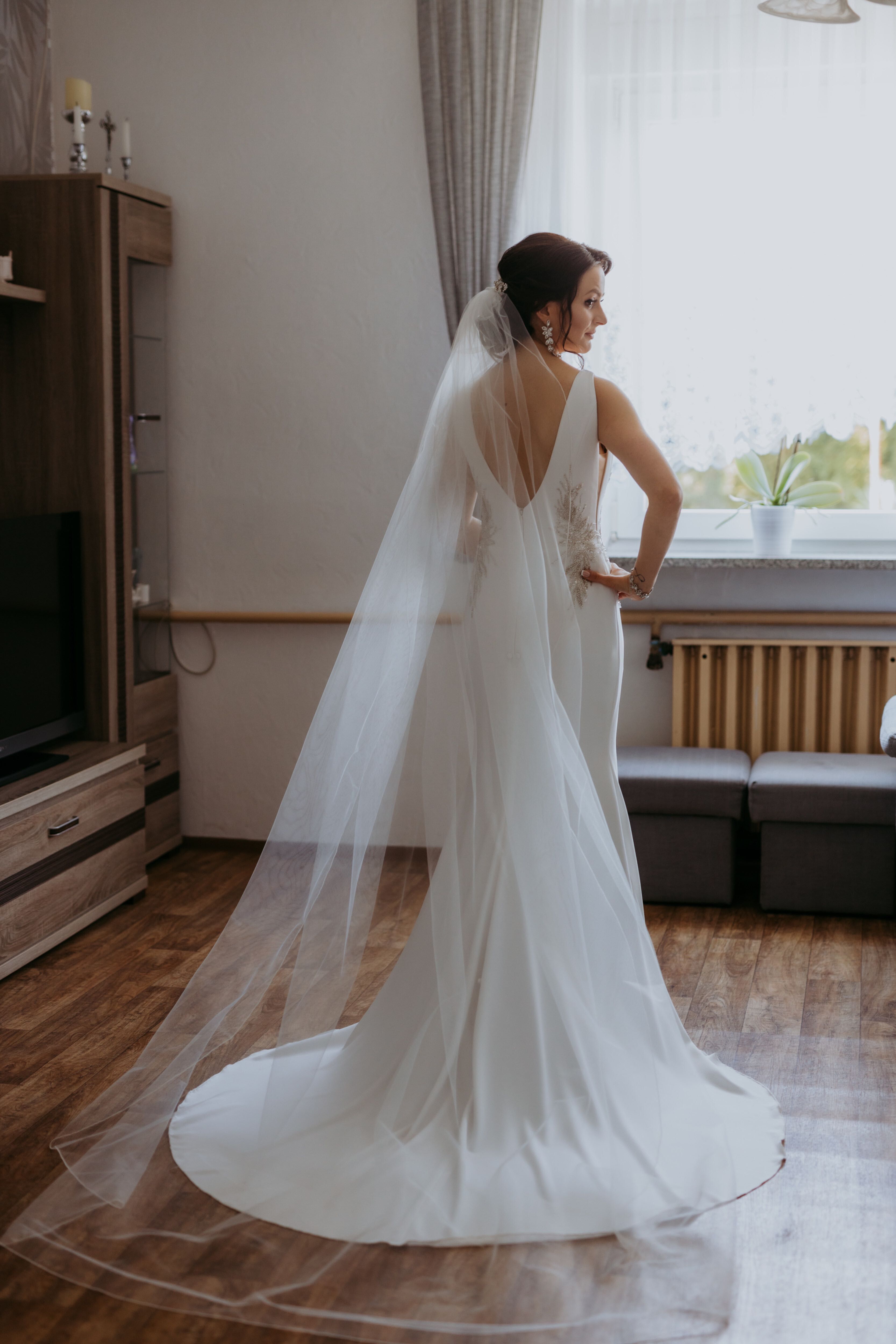 Elegancka suknia ślubna