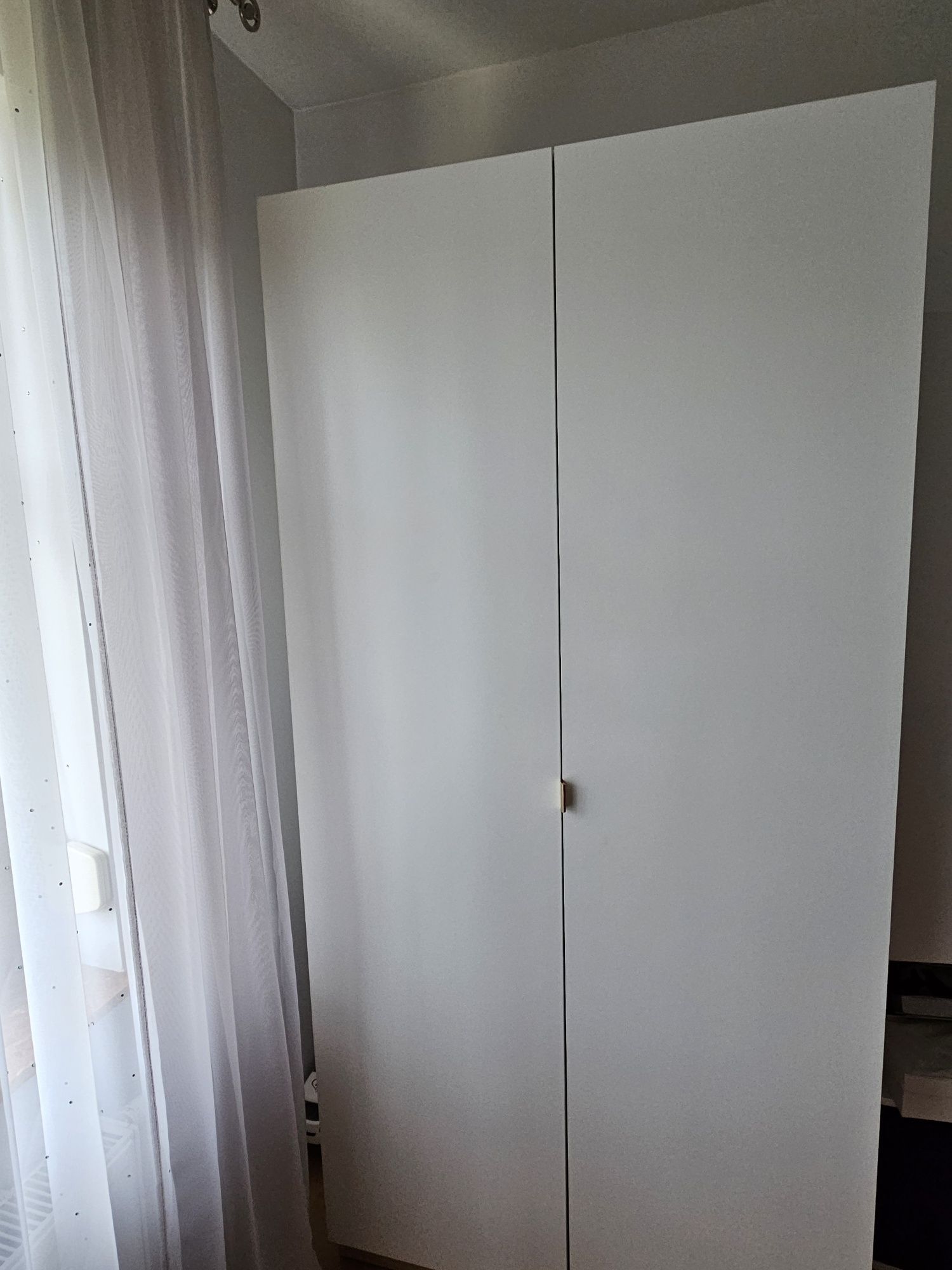 Zestaw białych mebli w bardzo dobrym stanie