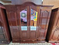 Roupeiro de quatro portas com espelho e chave - Muito bom estado geral