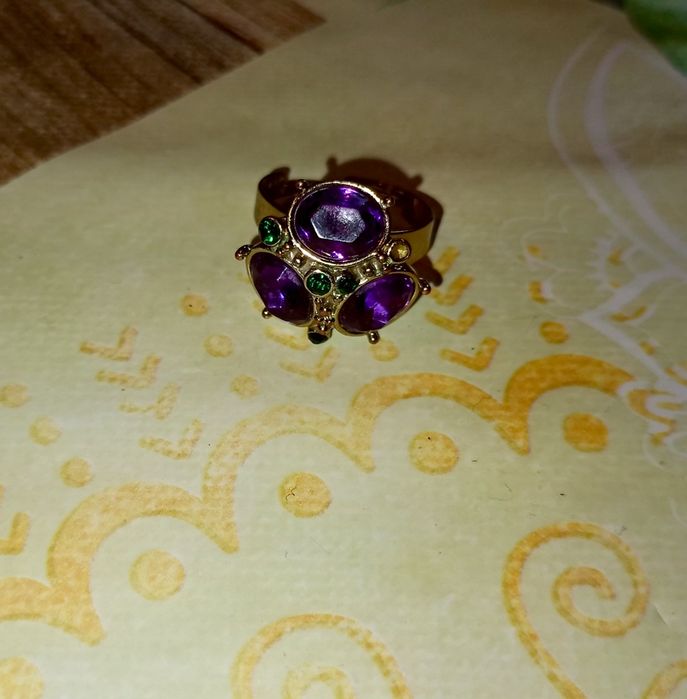 Pierścionek regulowany biżuteria sztuczna złoty fioletowe oczka ametys