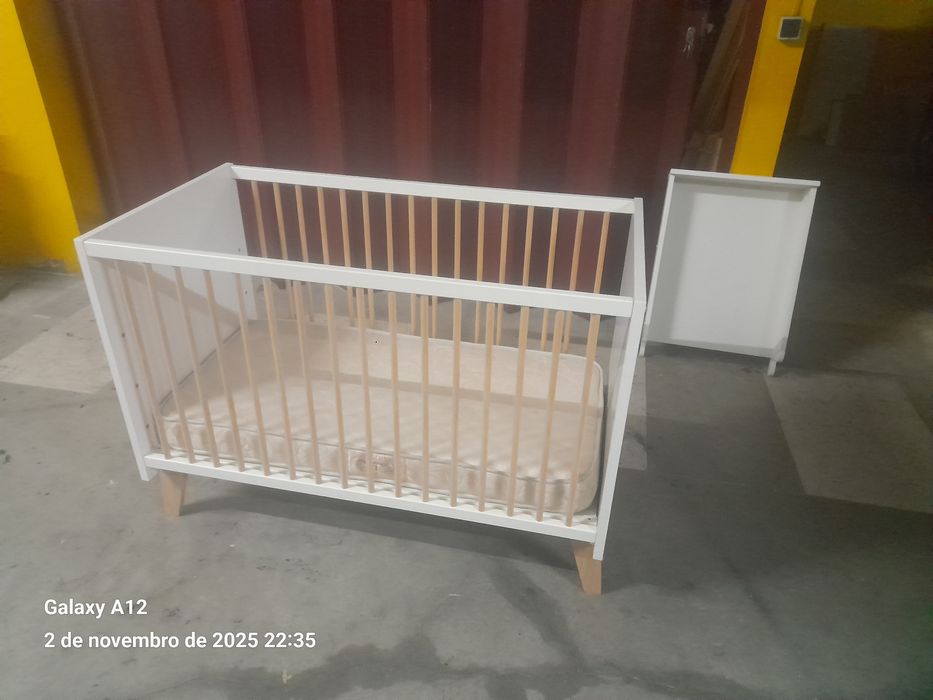 Berço com colchão+muda fraldas