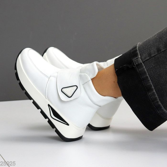 Жіночі шкіряні зимові спортивні черевики в кольорах