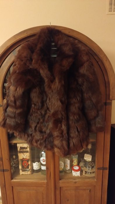 Piękne duże futro z lisa czekoladowe.