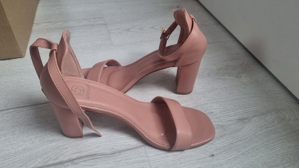 Nowe różowe sandały Givana 39