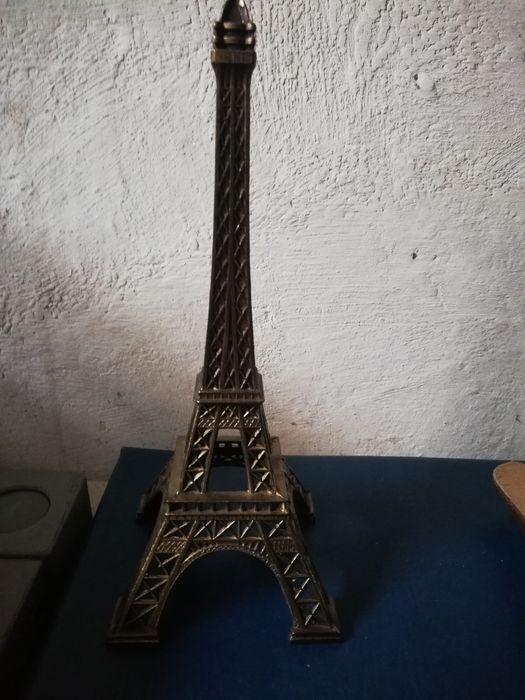 Sprzedam mosiężna miniaturę wieży Eiffla